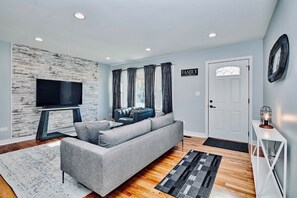 Smart TV - Fox Valley Farmhouse Overlooking The Fox River!  (St. Charles)