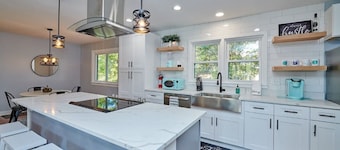 Fox Valley Farmhouse by the river - walk to town & pool