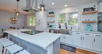 Fox Valley Farmhouse by the river - walk to town & pool