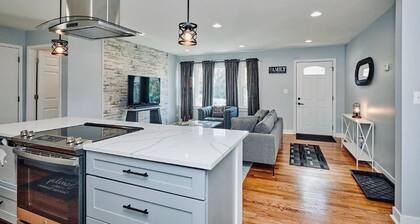 Fox Valley Farmhouse Overlooking The Fox River!