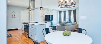 Fox Valley Farmhouse Overlooking The Fox River!