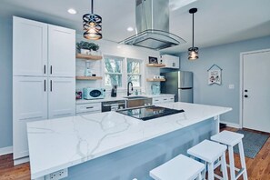 雪櫃、微波爐、焗爐、爐具