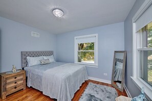 4 bedrooms, desk, iron/ironing board, travel crib