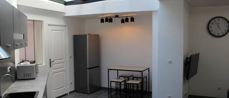 Geladeira, micro-ondas, fogão, cooktop