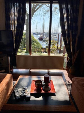 Tv, dvd-afspiller, stereoanlæg