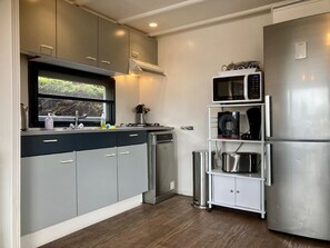 Køleskab, mikrobølgeovn, ovn, kogeplade