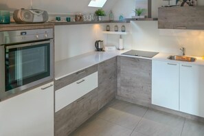 Køleskab, mikrobølgeovn, ovn, kogeplade