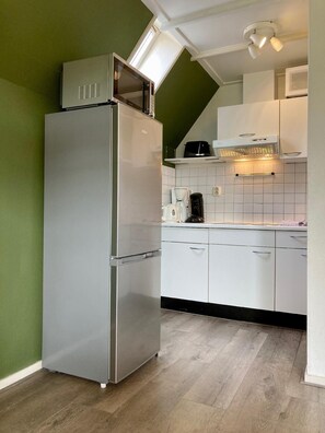 Køleskab, brødrister, fryser