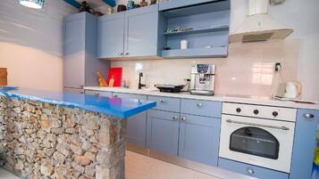 Refrigerador, horno y cafetera y tetera