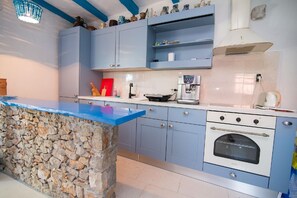 Refrigerador, horno y cafetera y tetera 