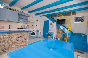 Refrigerador, horno y cafetera y tetera 