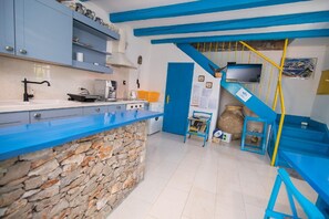 Refrigerador, horno y cafetera y tetera 