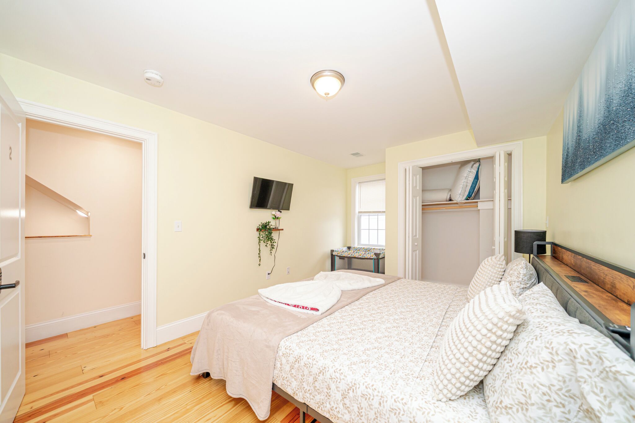 3 bedrooms, in-room safe, desk, travel crib