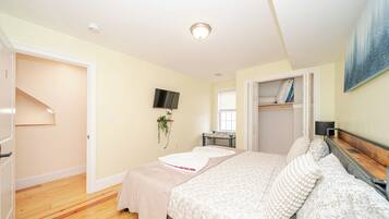 3 bedrooms, in-room safe, desk, travel crib