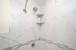 Combined shower/bathtub, hair dryer, towels, soap - 37-SPRING GETAWAY EARLY BIRD 10%! Greater Boston Cozy Townhouse (Quincy)