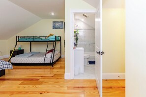 3 slaapkamers, een bureau, een strijkplank/strijkijzer, reisbedje