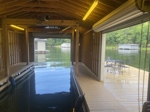 Recently Renovated Home w/private boathouse on main channel of Lake Guntersville