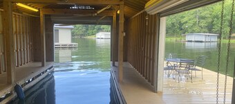 Recently Renovated Home w/private boathouse on main channel of Lake Guntersville