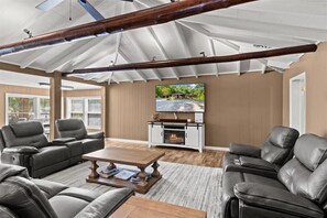 Smart TV, fireplace, DVD player, books - Reflections Cove on Signal Point with Private boathouse on Lake Guntersville (Guntersville)