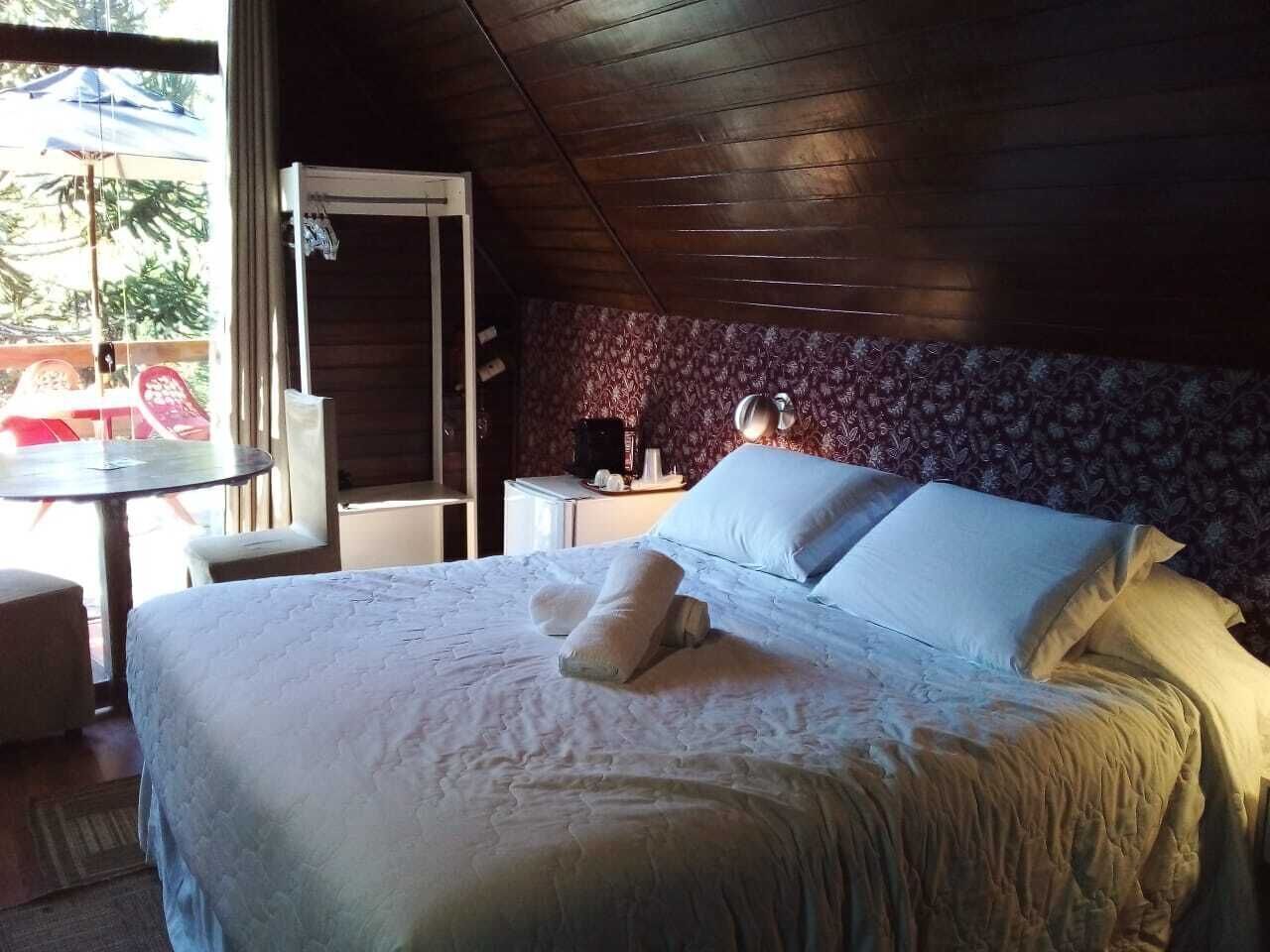 Minibar, WiFi, bed sheets