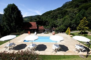 Outdoor pool, sun loungers - Pousada Alpes (Santo Antonio do Pinhal)