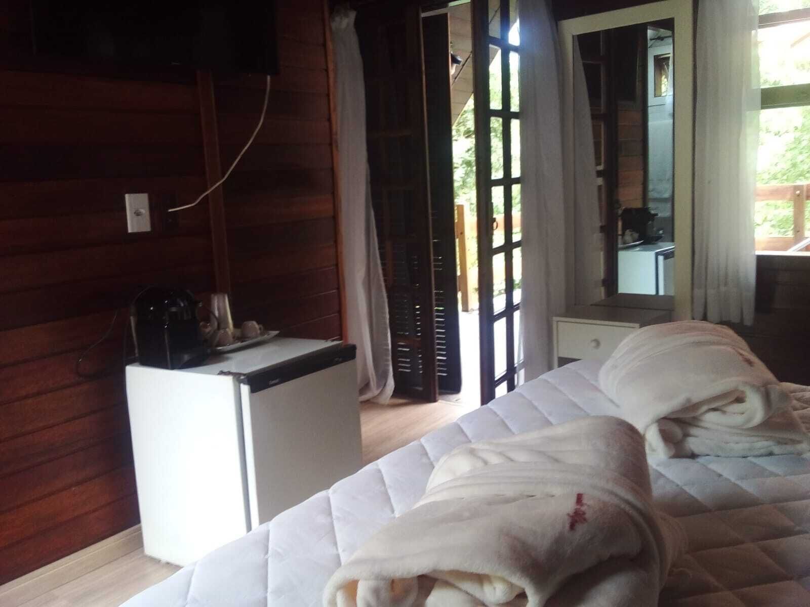 Minibar, WiFi, bed sheets
