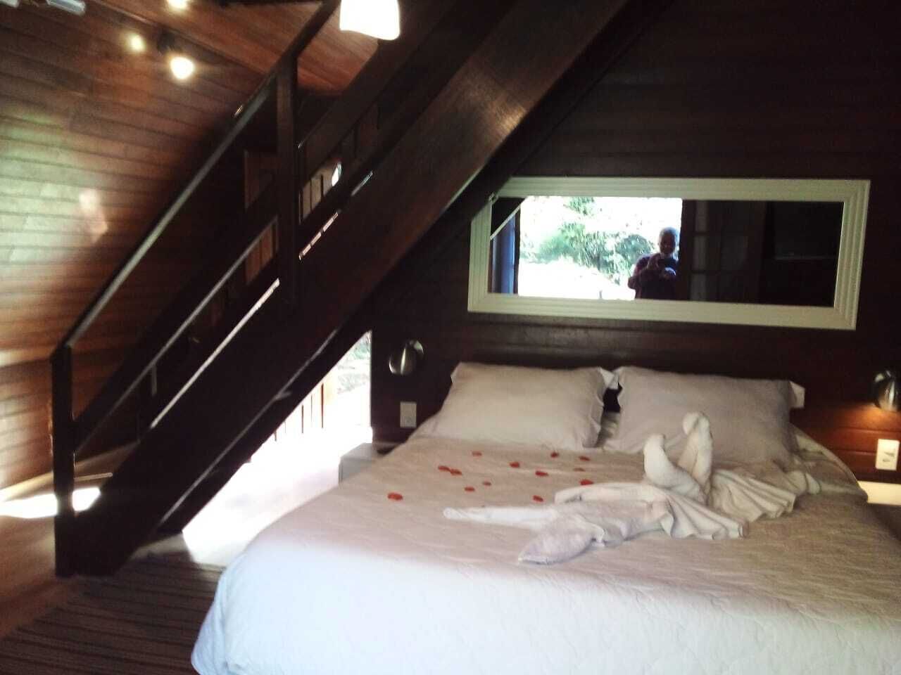 Minibar, WiFi, bed sheets
