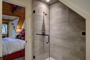 Hair dryer, towels, shampoo, toilet paper
