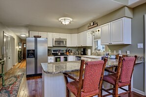 Jääkaappi, mikroaaltouuni, uuni, liesi