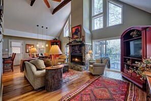 Smart TV, fireplace