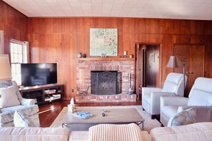 Smart-TV, Kamin, Bücher