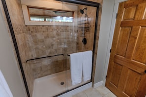 Haartrockner, Handtücher, Shampoo, Toilettenpapier