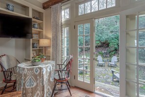 Interior - Norman Ridge: In-Town Charming Home w/ Mountain Views, Firepit | Pet Friendly (Highlands)