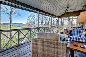 智能电视、壁炉、书