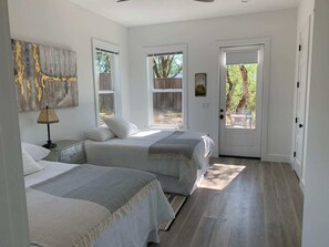 1 chambre, fer et planche à repasser, lit de bébé portatif