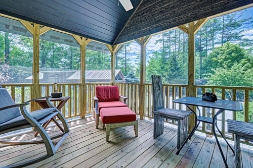 Owl's Den: Easy Walk to Main Street | Adorable Tiny Home w/ Screened Porch
