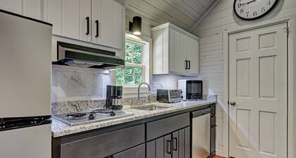 Owl's Den - A Tiny Home in Walking Distance to Downtown Highlands NC