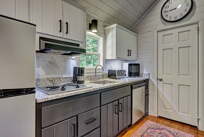 Owl's Den - A Tiny Home in Walking Distance to Downtown Highlands NC