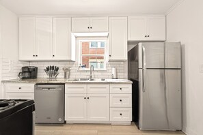 Frigorifero, microonde, forno, piano cottura