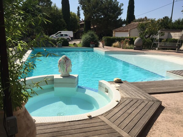 Una piscina al aire libre, una piscina climatizada