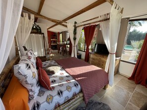 3 habitaciones, tabla de planchar con plancha y cuna de viaje
