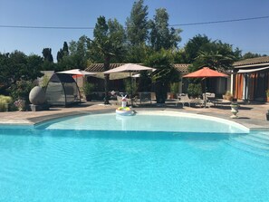 Una piscina al aire libre, una piscina climatizada