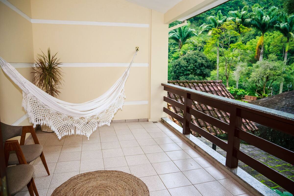 Premium bedding, minibar, iron/ironing board, free WiFi