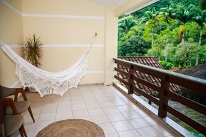 Luxury Studio Suite, 1 King Bed, Garden View