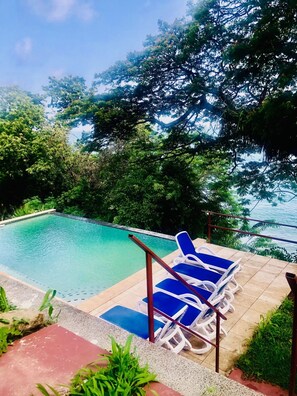 Outdoor pool - Top Seaview Apartment with pool (Scarborough)