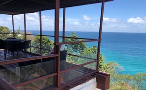 Outdoor dining - Top Seaview Apartment with pool (Scarborough)