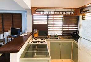 Kühlschrank, Ofen, Wasserkocher mit Kaffee-/Teezubehör, Wasserkocher