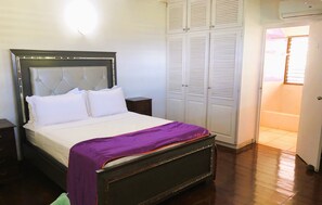 2 habitaciones, tabla de planchar con plancha, wifi y ropa de cama 