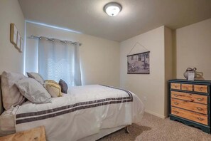3 bedrooms, desk, iron/ironing board, WiFi