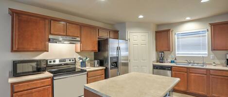 Kjøleskap, mikrobølgeovn, ovn og kokeplater